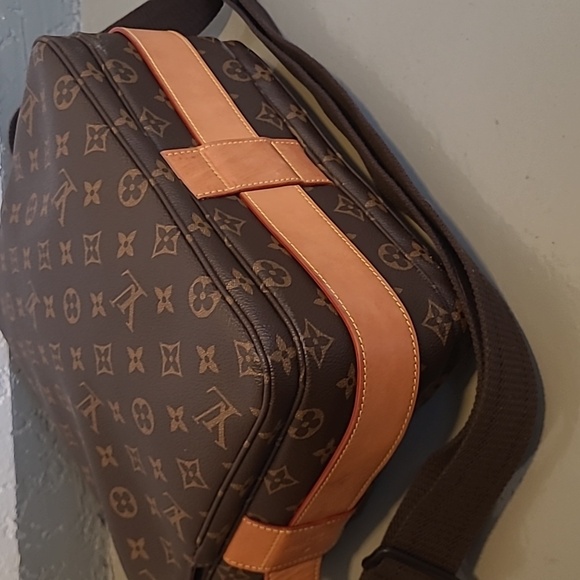 Authentic LOUIS VUITTON Navaiglio - Picture 8 of 17